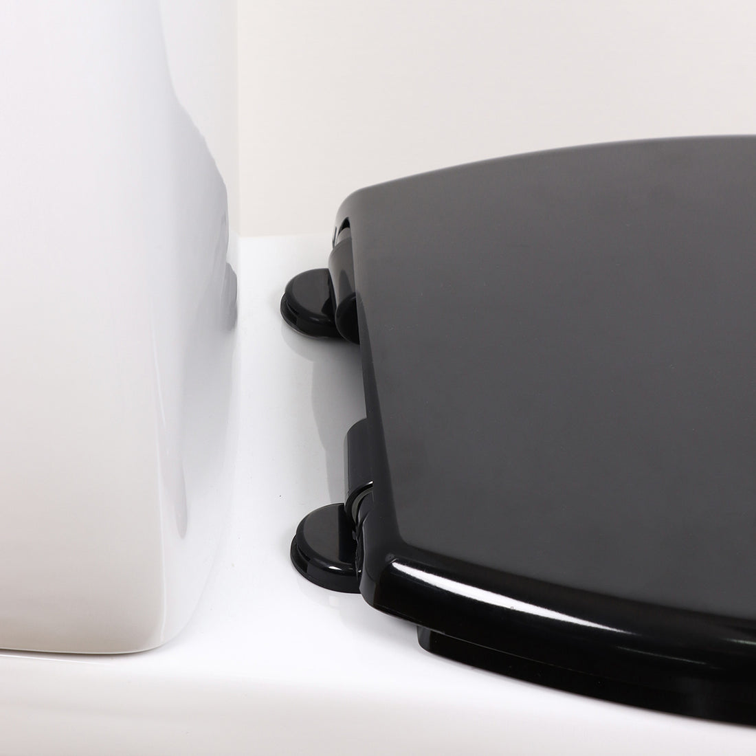 Capac WC din duroplast 18” – sistem Soft Close – balamale din plastic – negru