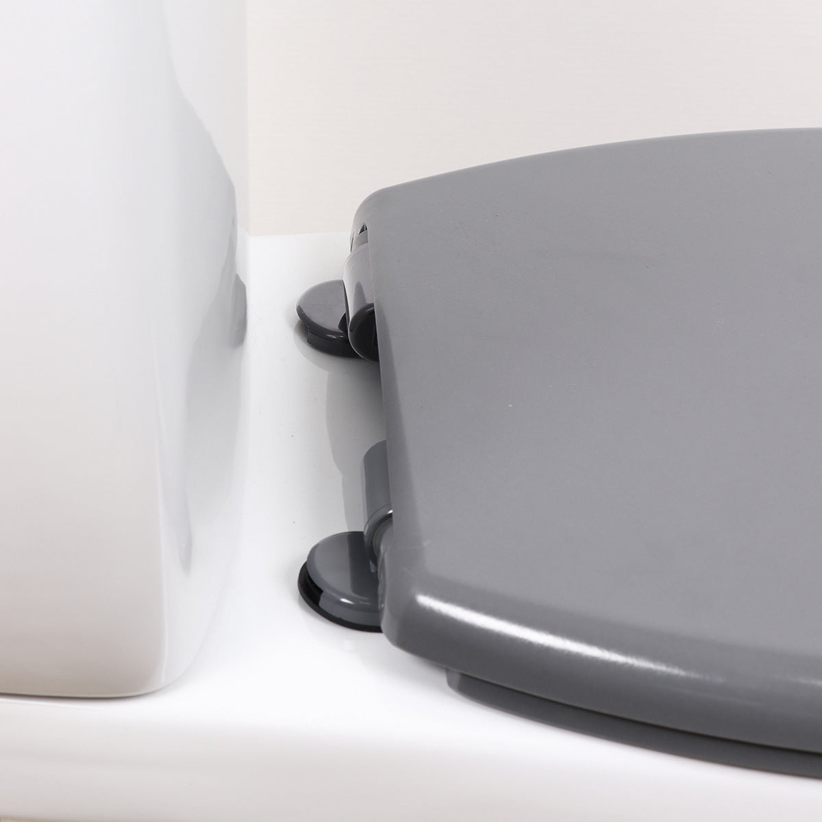 Capac WC din duroplast 18” – sistem Soft Close – balamale din plastic – gri