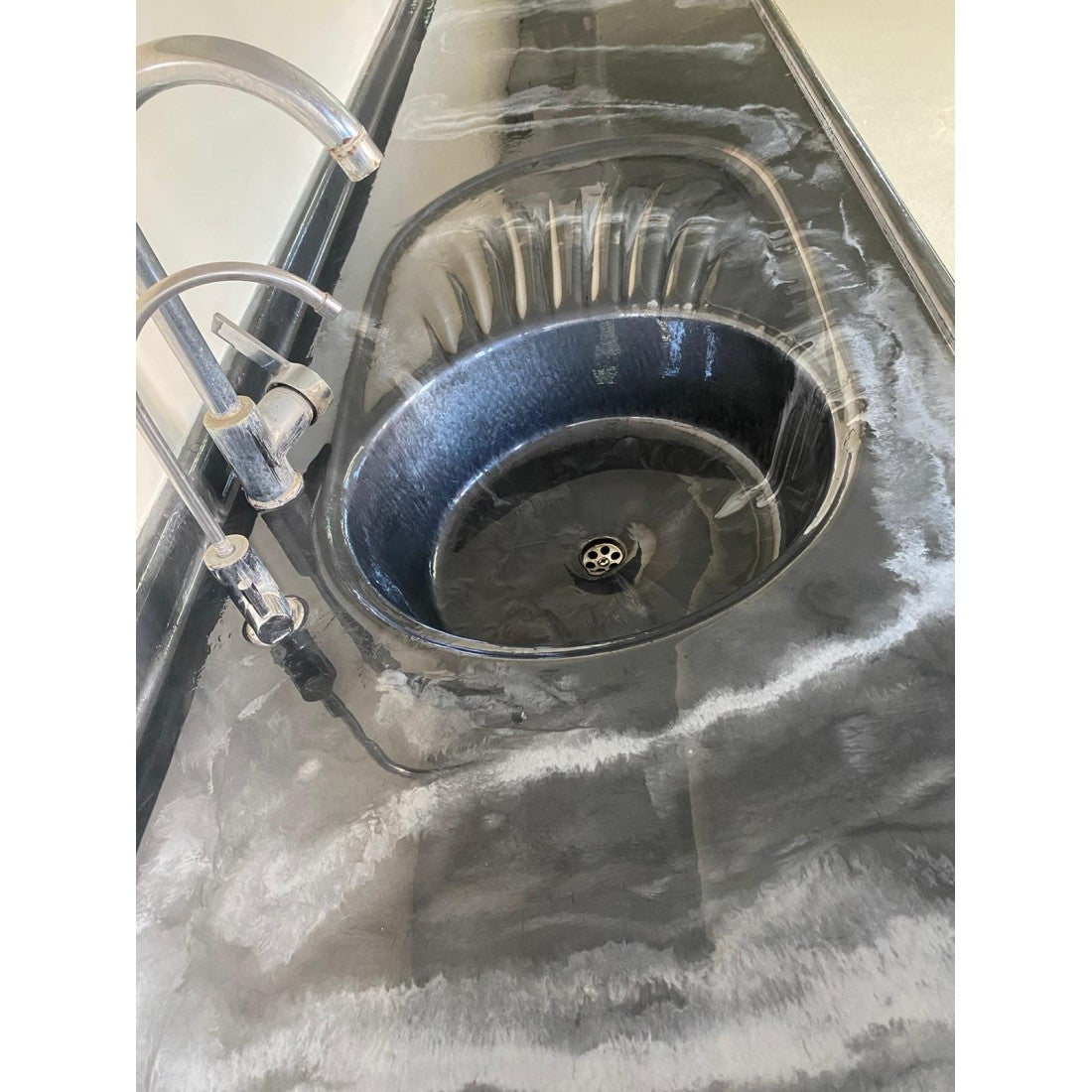 Vopsea Epoxidică Decorativă Autonivelantă pentru Pardoseli și Blaturi – LIQUID MARBLE