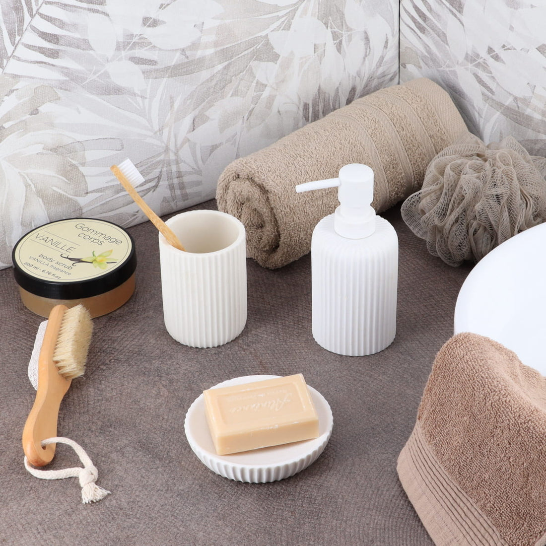 Pahar rotund din polirășină cu striații Timeless – Alb