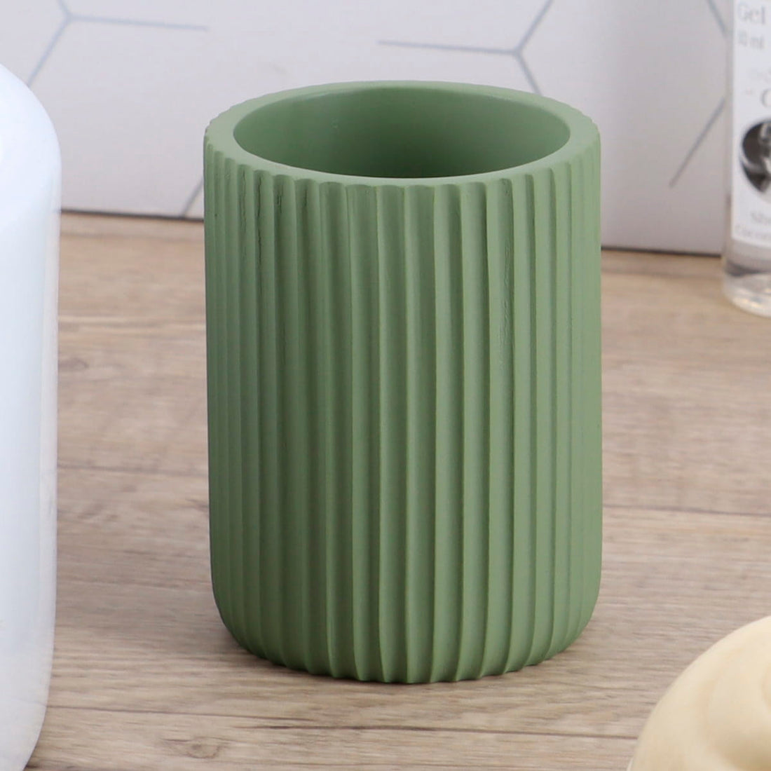 Pahar rotund din polirășină cu striații Timeless – Kaki