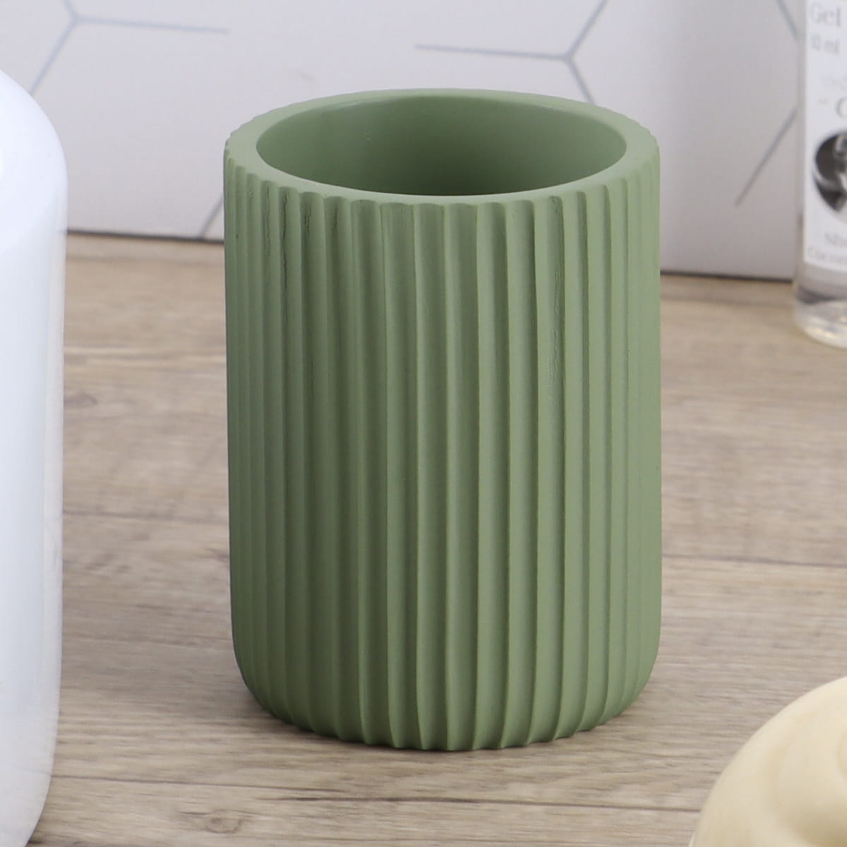 Pahar rotund din polirășină cu striații Timeless – Kaki