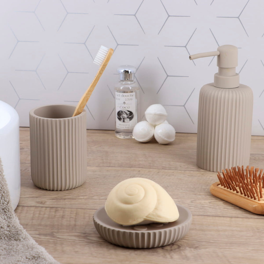 Pahar rotund din polirășină cu striații Timeless – Taupe