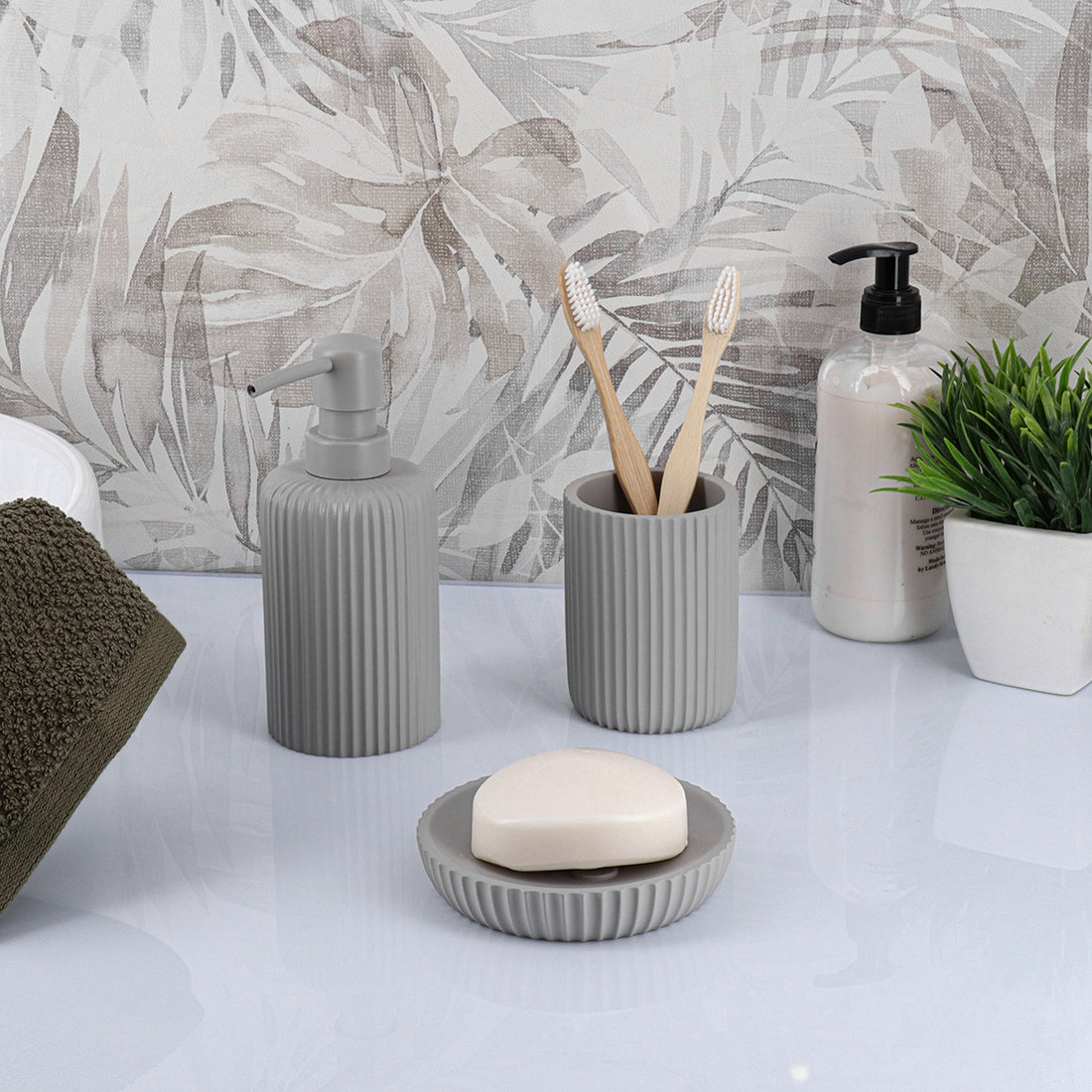 Pahar rotund din polirășină cu striații Timeless – Verde transparent