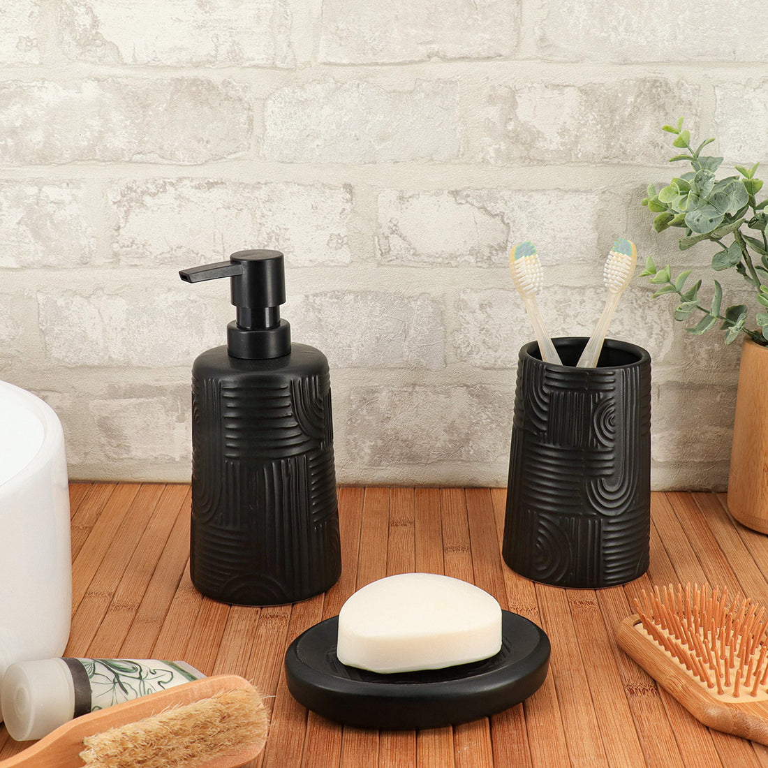 Pahar rotund din ceramică – model relief etnic – negru