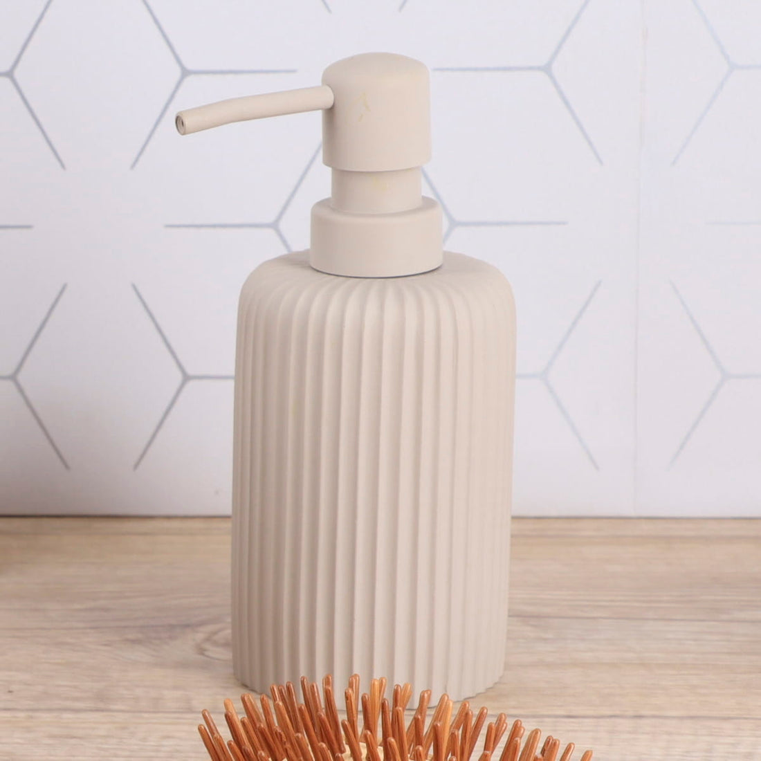 Dispenser rotund din polirășină cu striații Timeless – Taupe