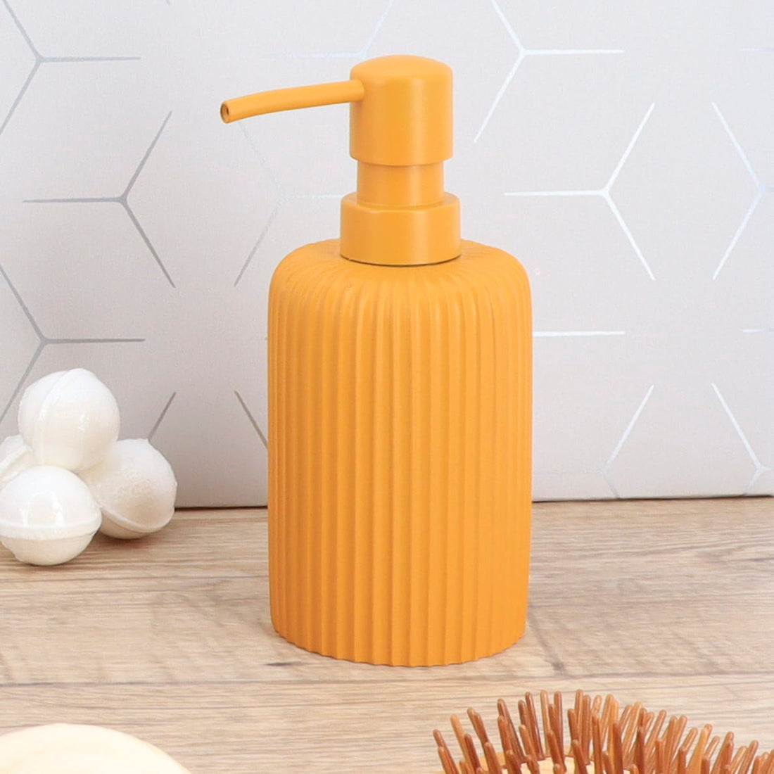 Dispenser rotund din polirășină cu striații Timeless – Muștar