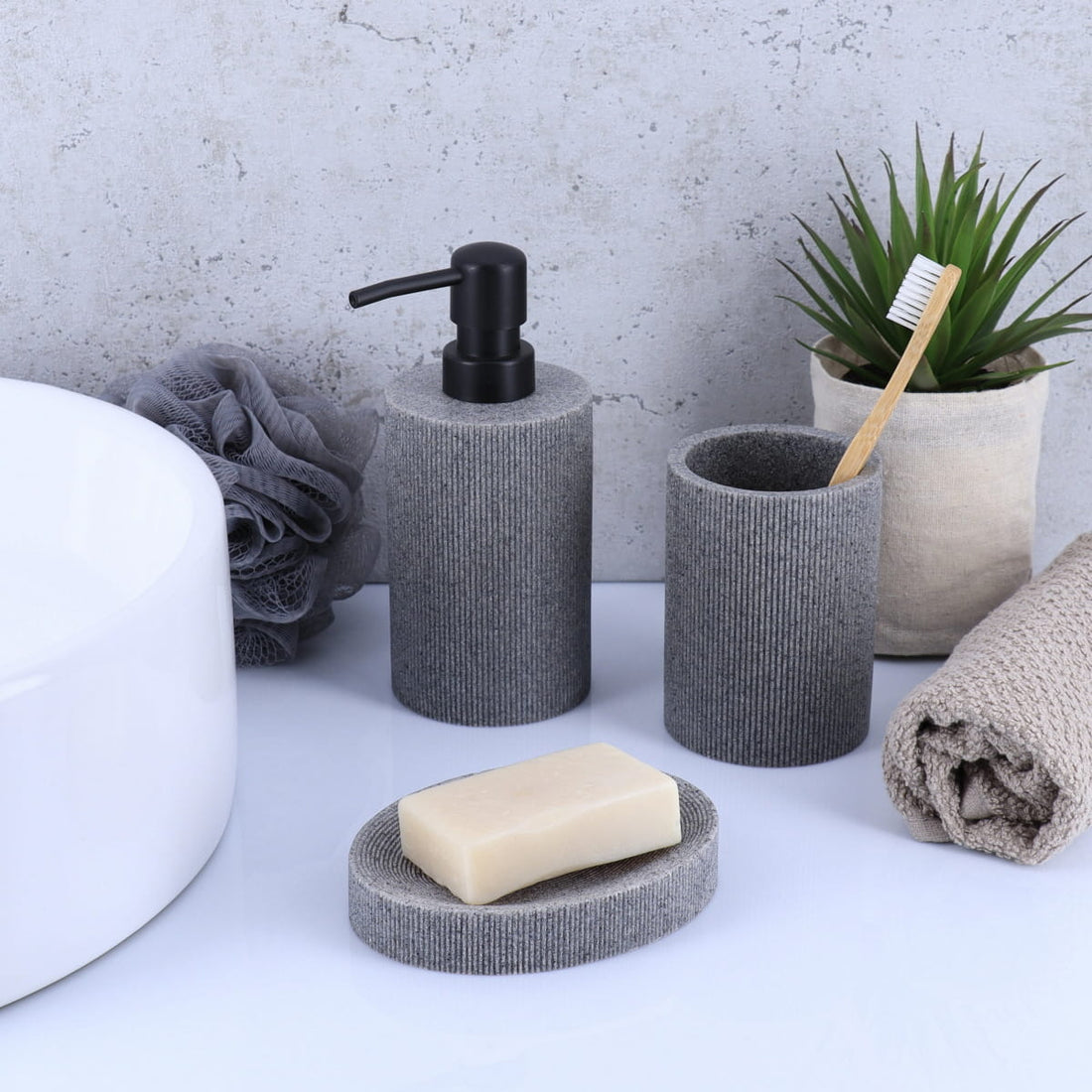 Dispenser de săpun din polirășină cu striații 310 ml – gri