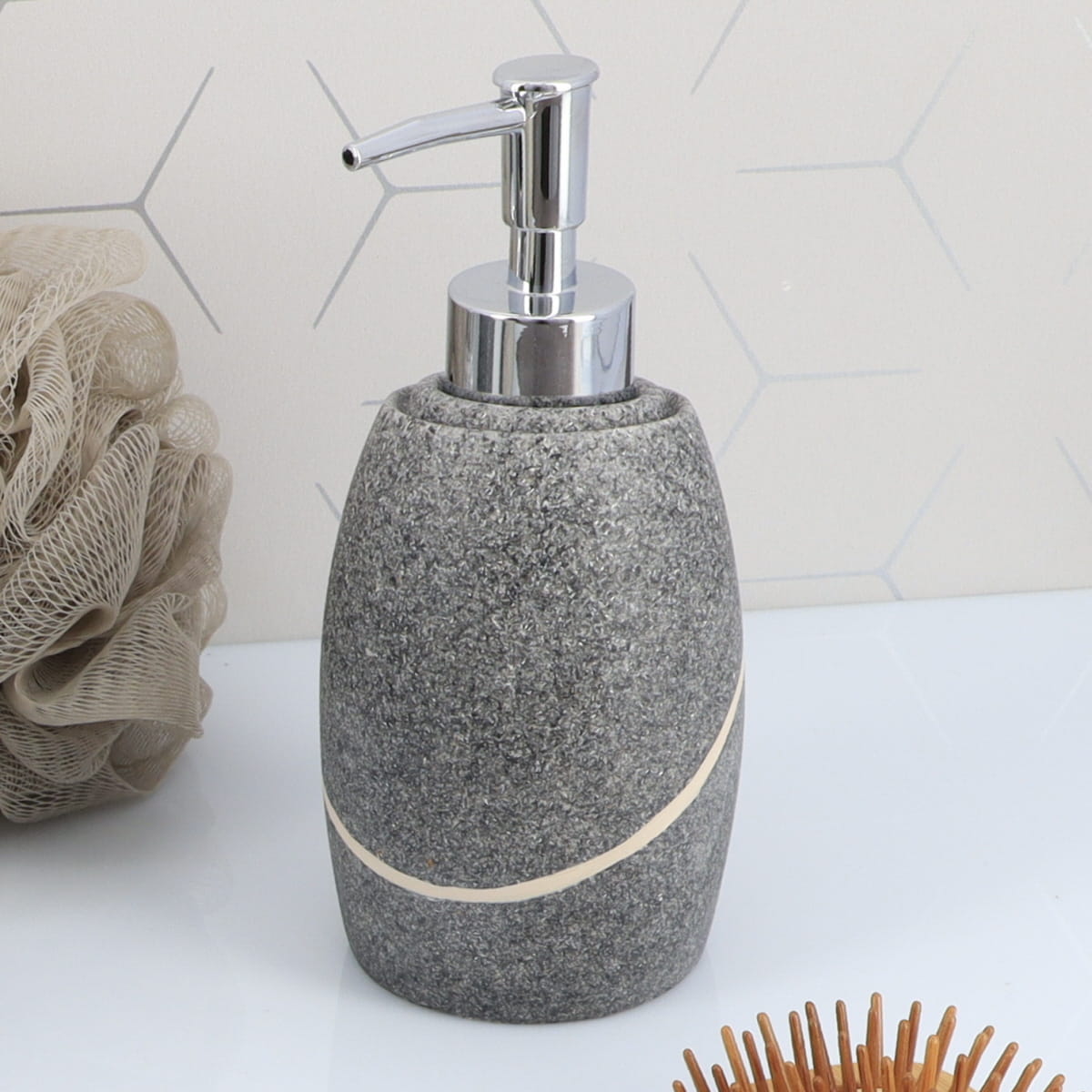 Dispenser de săpun rotund din polirășină cu efect de piatră 240 ml – gri