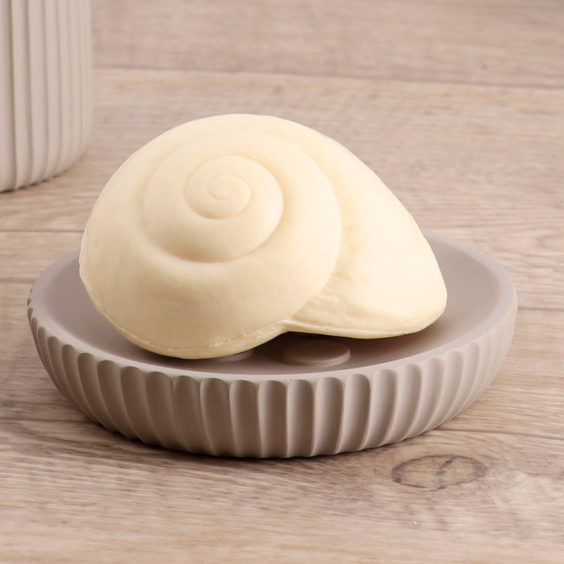Săpunieră rotundă din polirășină cu striații Timeless – Bej