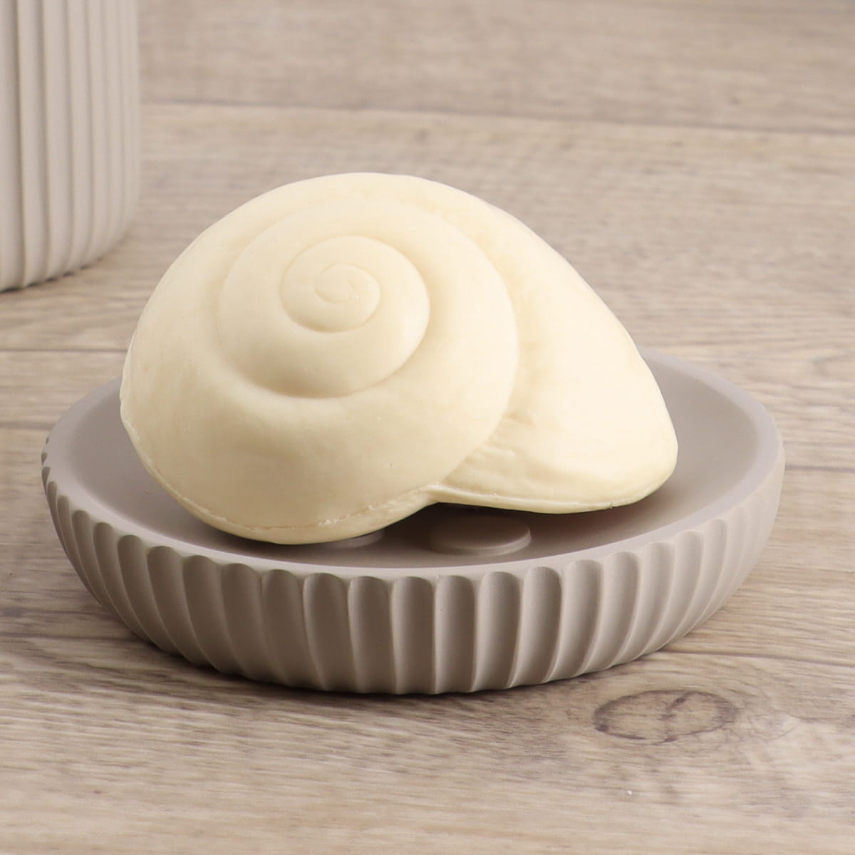 Săpunieră rotundă din polirășină cu striații Timeless – Bej