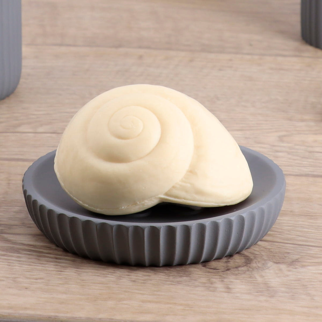 Săpunieră rotundă din polirășină cu striații Timeless – Gri