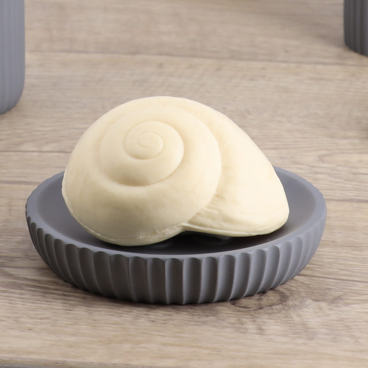 Săpunieră rotundă din polirășină cu striații Timeless – Gri