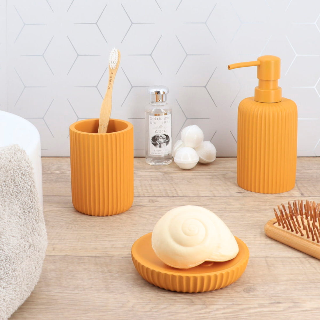 Săpunieră rotundă din polirășină cu striații Timeless – Muștar