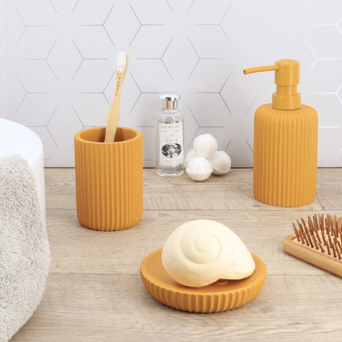 Săpunieră rotundă din polirășină cu striații Timeless – Muștar