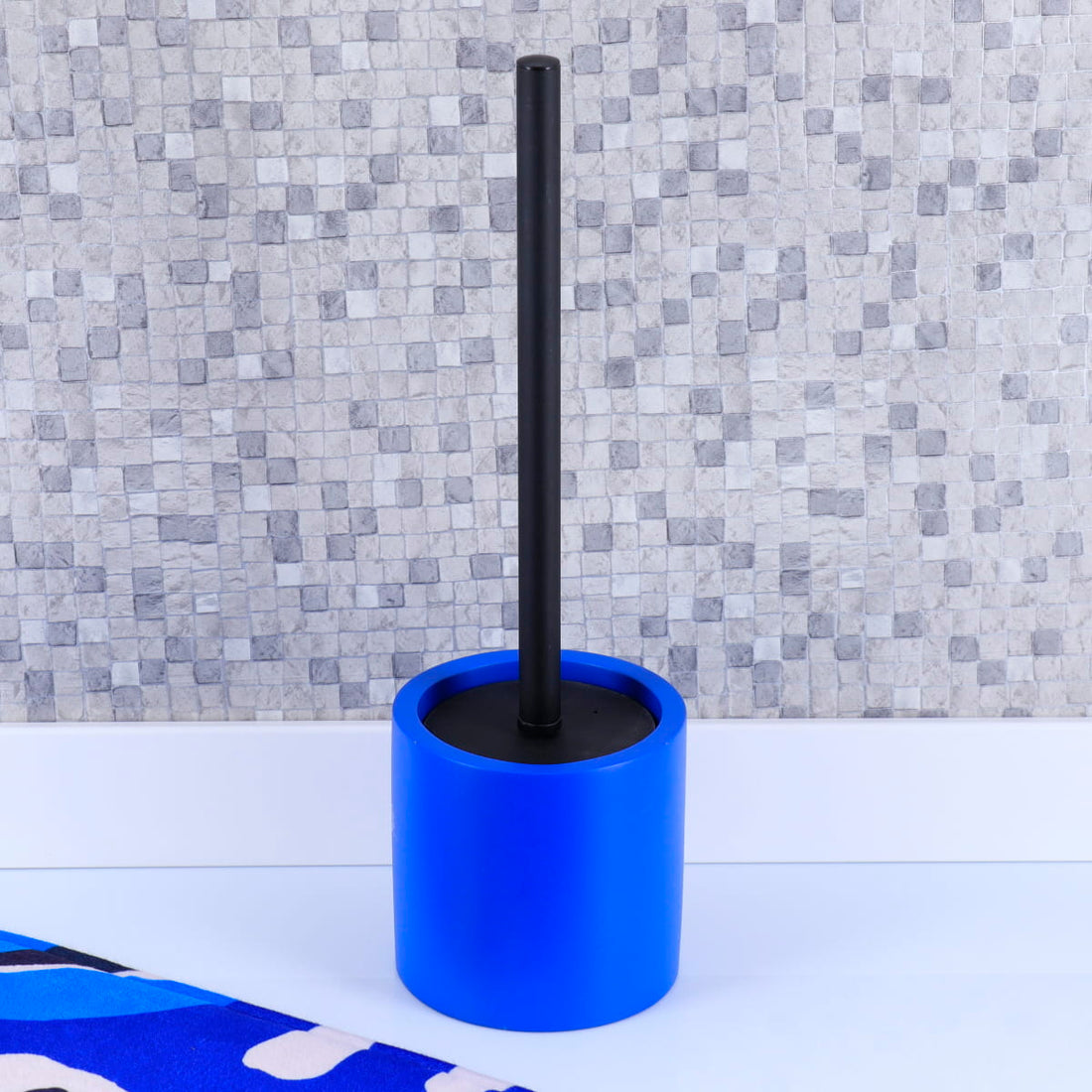 Perie de toaletă din ciment – Majorelle Blue – stil grafic