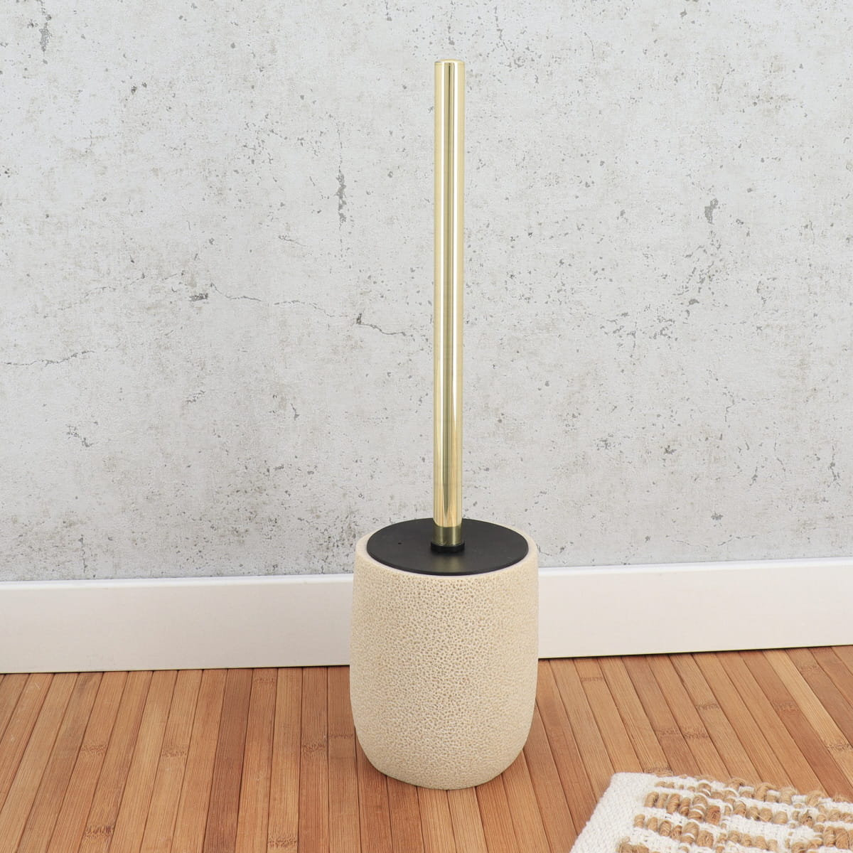 Perie de toaletă din polirășină cu efect burete marin și tijă inox aurie – natural