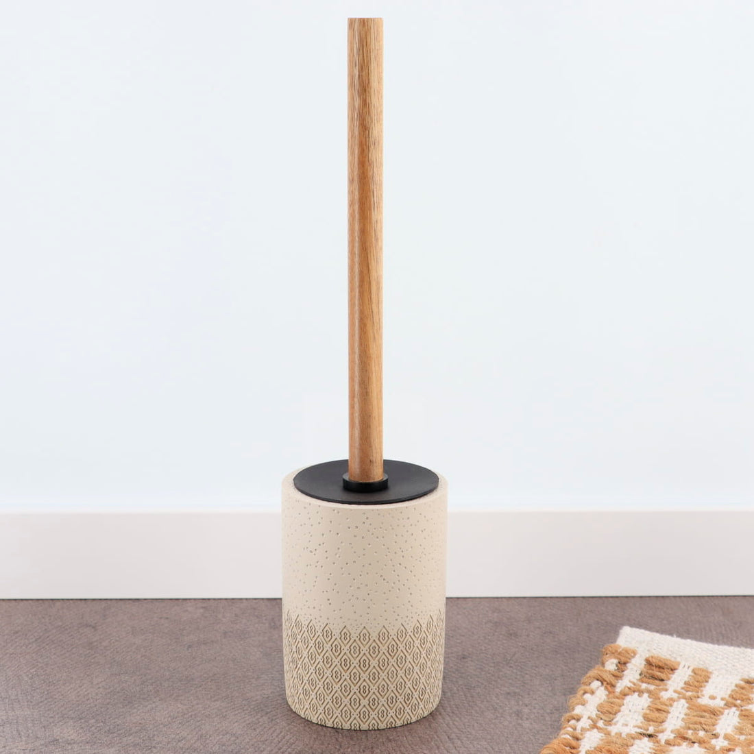 Perie de toaletă gravată din polirășină – natural/acacia