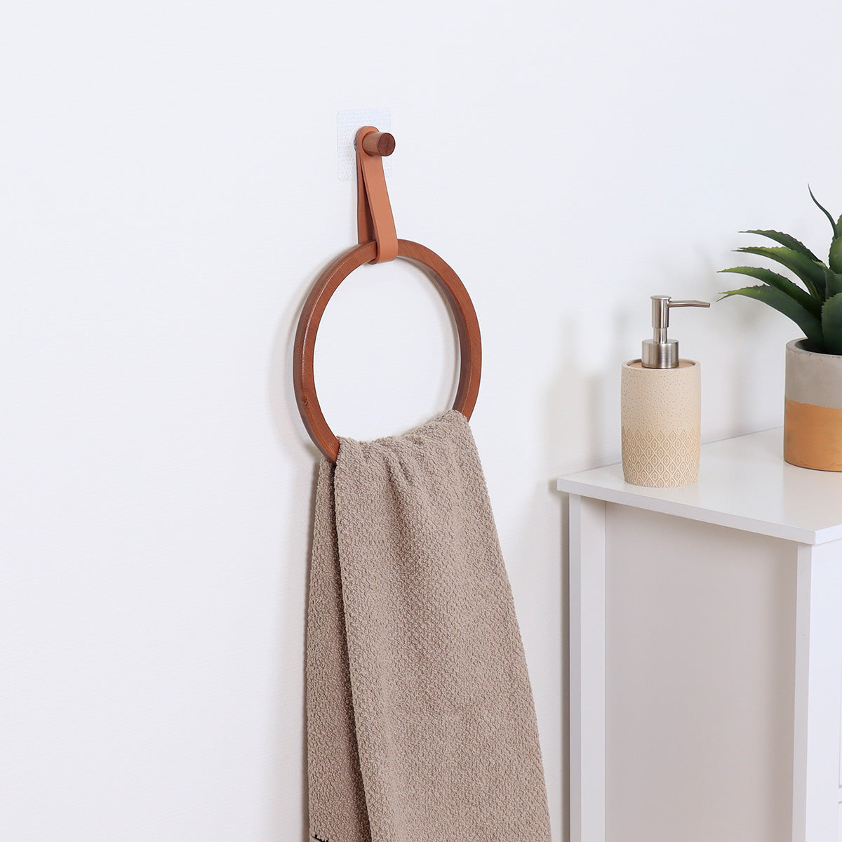 Suport prosop rotund din bambus + curea imitație piele pe sticker – DARK NATURAL