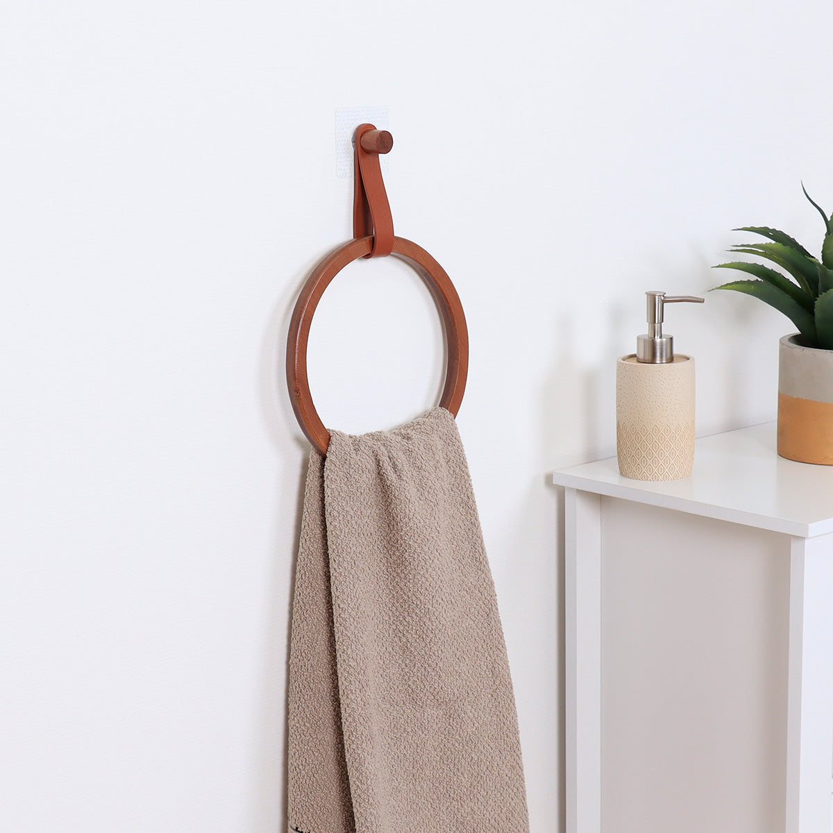 Suport prosop rotund din bambus + curea imitație piele pe sticker – AMBER