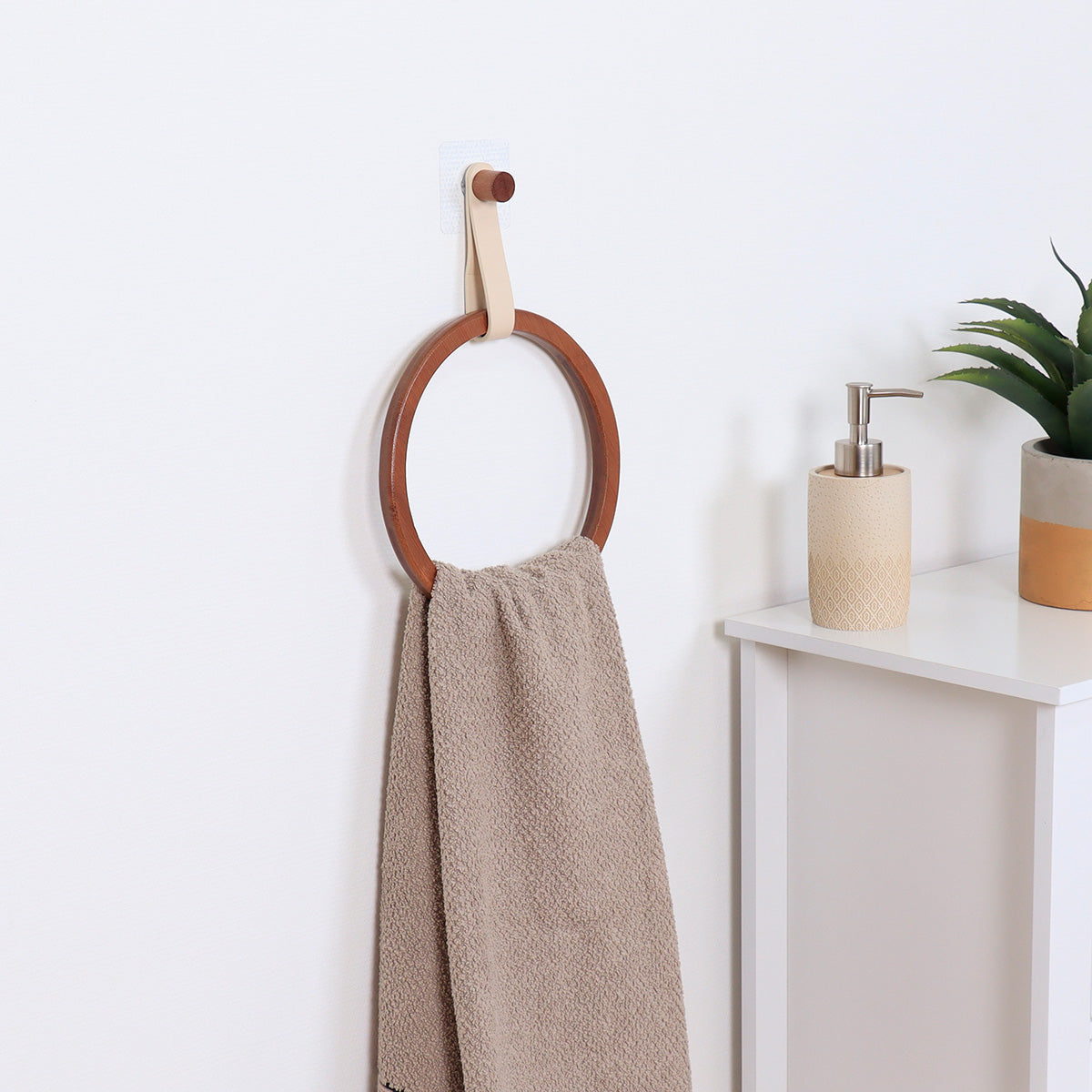 Suport prosop rotund din bambus + curea imitație piele pe sticker – CREAM